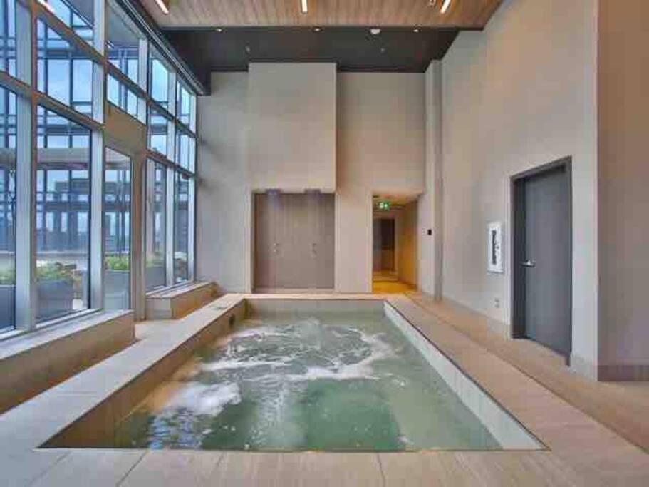 Mind Blowing City View - 2 Beds - Pool & Spa - Downtown Монреаль Экстерьер фото